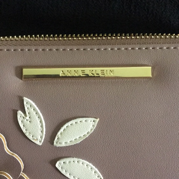 🎉HP 7/12🎉 Anne Klein Wristlet - Picture 2 of 5